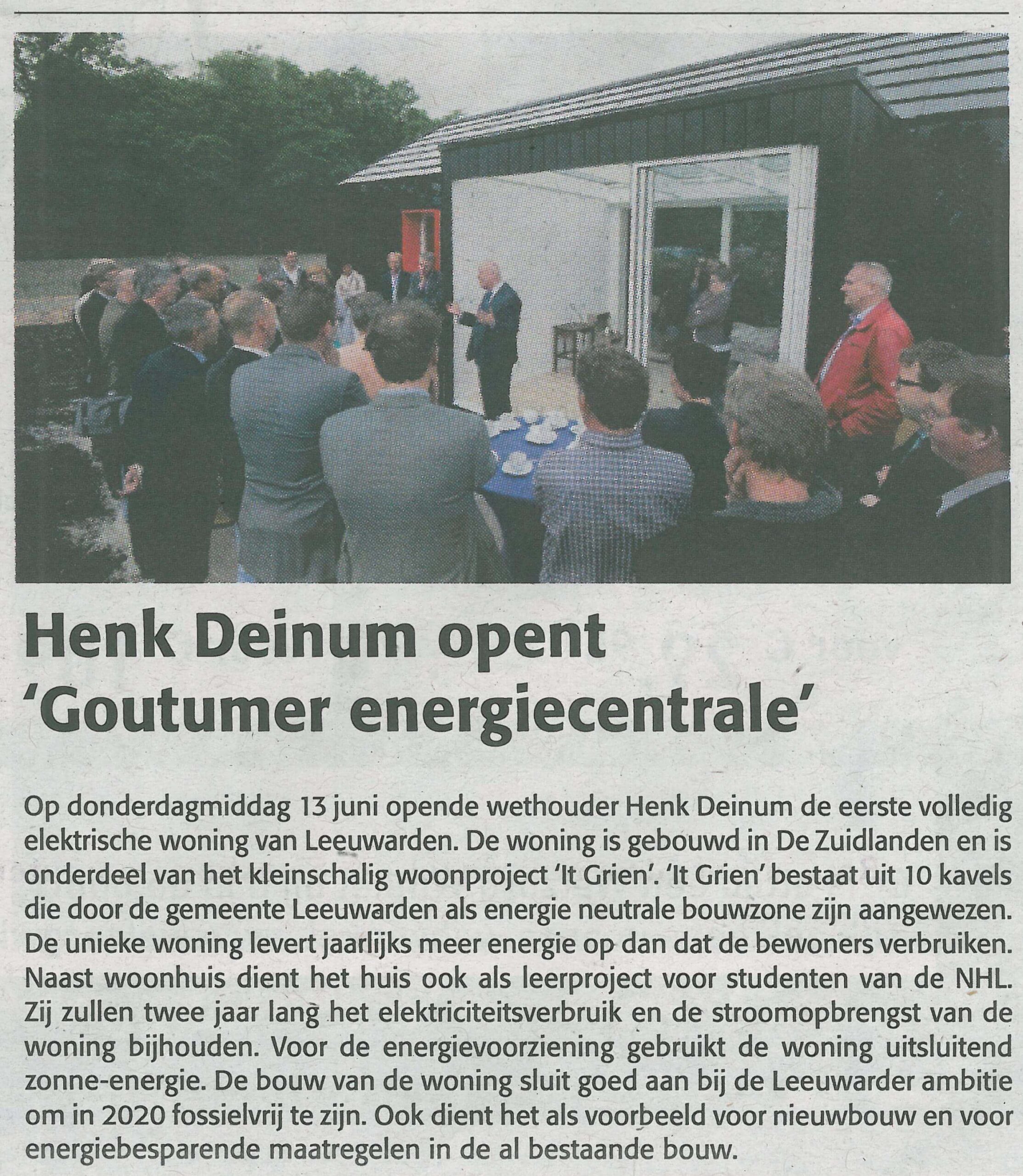 Wethouder Henk Deinum opent energieproducerende woning, Leeuwarder Courant